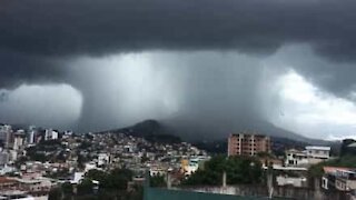 Apokalyptisklignende skypumpe filmet over brasiliansk by