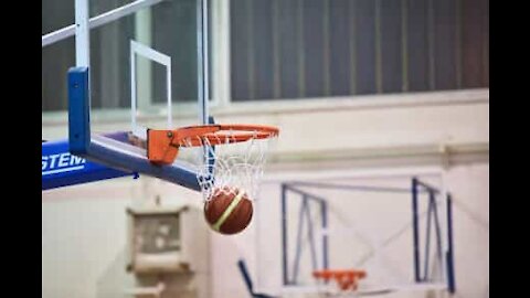 Bebé prodígio do basquetebol não falha um cesto!