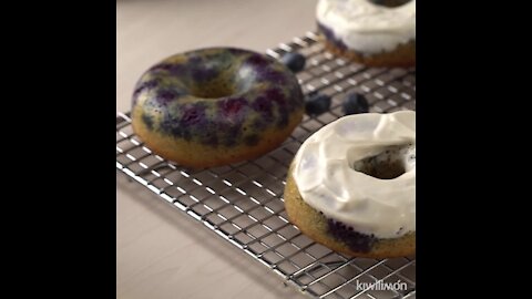 Donas Keto Rellenas de Mora Azul