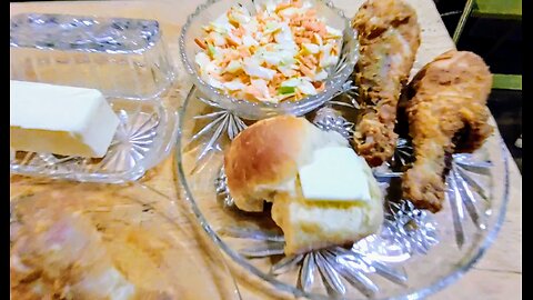 Drooling 4 Dinner 🍽 Fried Chicken, Rolls, Coleslaw