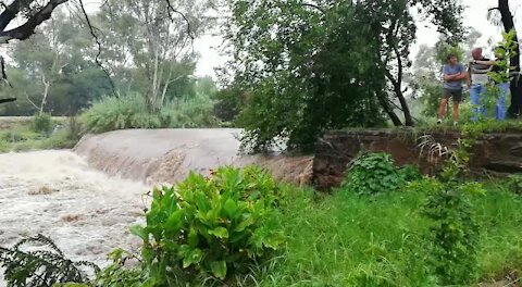 Rain causes flash flooding in Johannesburg (J8g)