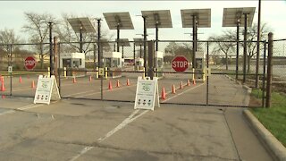 Father tries to get into elephant exhibit at Milwaukee Zoo