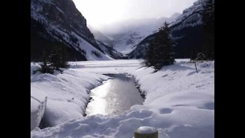 Patinador mostra a beleza invernal no Lago Louise