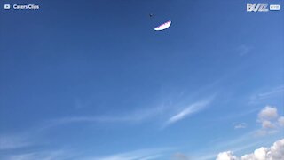 Akrobat paraglider over Oludeniz-klipperne i Tyrkiet