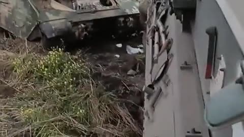 The Ukrainian military evacuates two previously hit M2 Bradley ODS-SA BMPs on the Zaporizhia front.