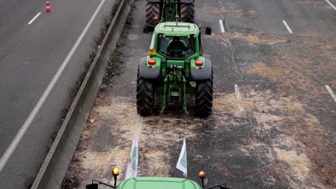 Protesting French farmers lift highway blockade