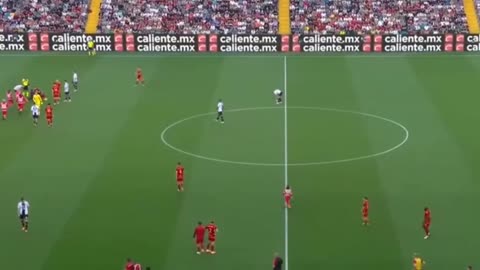 Cae manteniendo el pecho alejado del balón