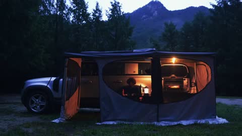 Take exquisite outdoor camping equipment and immersive camping in rainy days to create a sense of pe