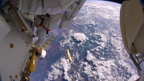 Astronautas pierden un escudo en el espacio por accidente