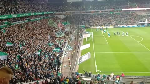 Werder Bremen-Mönchengladbach ||| Ostkurve feiert Mannschaft