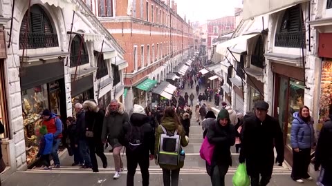 Venice revelers enjoy last free carnival day trips