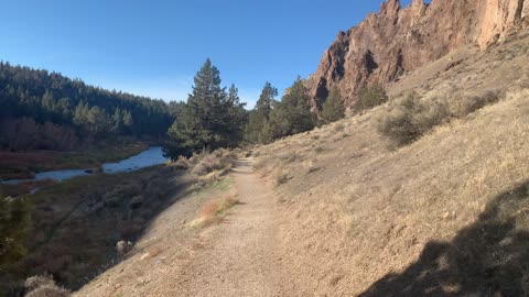 River Shoreline Hiking – Smith Rock State Park – Central Oregon – 4K