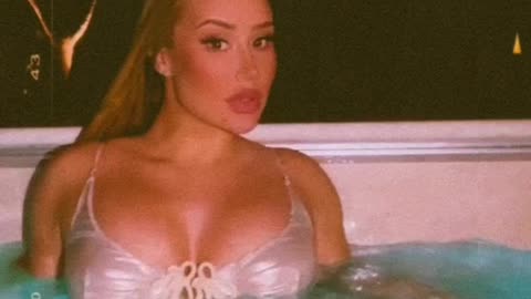 NSFW Iggy Azalea with another IG thirst trap