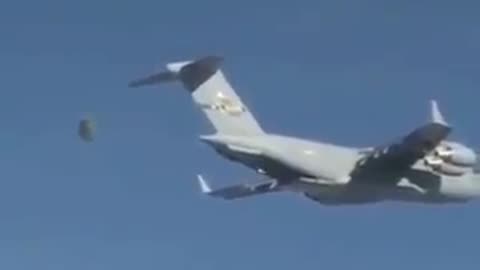 🇺🇸 NASA capsule gets thrown out of an airplane