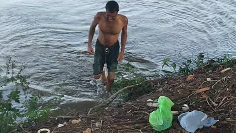 Alligator Snaps at Swimmer