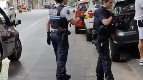 LOL: Random man has to arrest a criminal for the female cops 😂