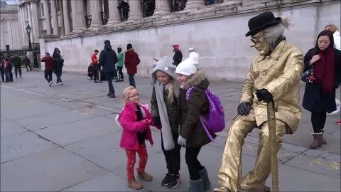 THE FLOATING AND LEVITATING GOLDEN MAN ON TRAFALGAR SQUARE, STREET PERFORMERS