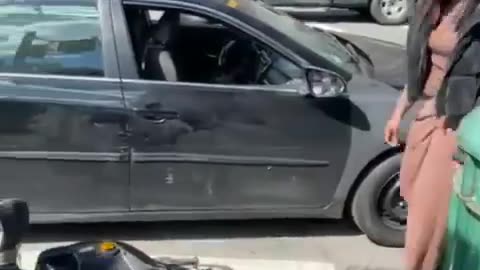 A thief riding a scooter made a mistake by targeting the wrong purse.