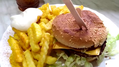 #Shorts Freshly made 🍔 Cheeseburger, 🍟 Fries and 🍑 Peach flavored 🧊 Iced 🧉 Tea 😋 | 💯 Quality Time