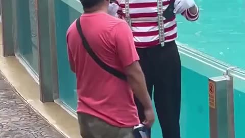 Mime Pranking a Tourist