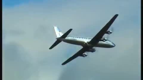 Messerschmitt Me 262 "Schwalbe" - First Flight Over Berlin after 61 Years, Historical Footage!