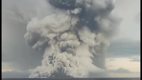 TONGA HUNGA VOLCANIC UNDERWATER ERUPTION CREATES TSUNANI WAVES | ERUPCIÓN VOLCAN TONGA CAUSÓ TSUNAMI