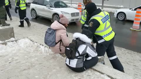 🔴 QUEBEC CITY CANADIAN TRUCKER FREEDOM CONVOY 2022 DAY 2 SHORT 2 COPS