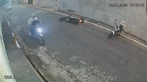 Man prevents his motorcycle from being stolen