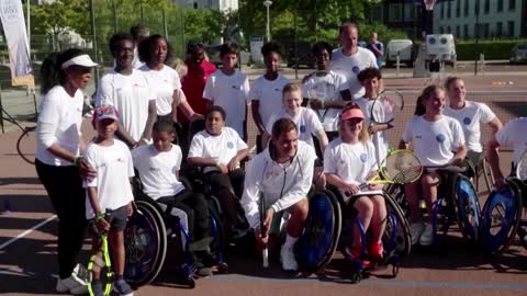 Federer coaches children in Amsterdam