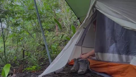 SOLO OVERNIGHT CAMPING IN THE RAIN - RELAXING IN THE TENT WITH THE SATISFYING SOUND OF NATURE