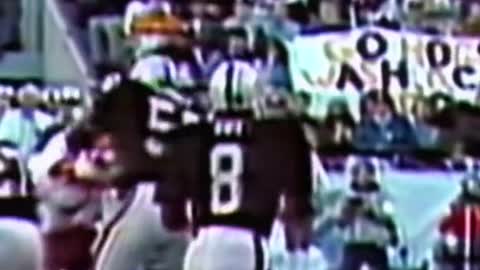 Ray Guy makes ONE HANDED CATCH on punt‼️😟