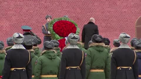 Putin lays wreath to honor armed forces