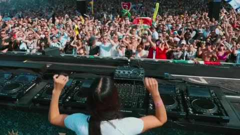 Sara Landry Dj Playing Electronic Beats at the festival