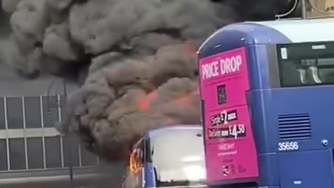 UK: A 'Sudden' Electric bus fire in Bradford, Northern England...