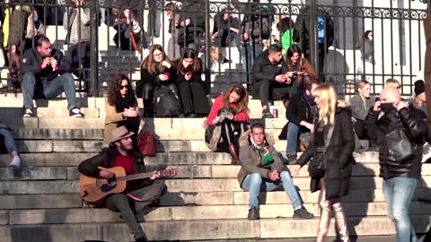 Americans brave Omicron to tour sights in Paris