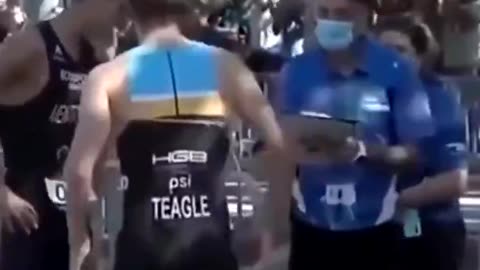 1st place marathon runner takes wrong turn, but his competitor shows him respect