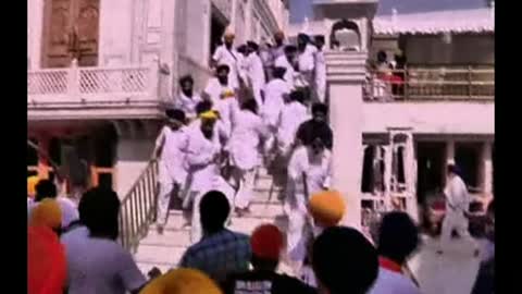 Sikh groups clash with swords at India's Golden Temple - BBC News