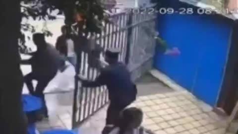 Sechuan - Quick Thinking Security Guards Prevent A Knife Attack