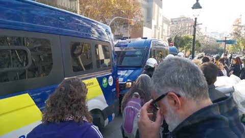 Guardia Urbana expulsa al atrincherado diputado Carles Riera Albert (CUP) y desahucia a okupas