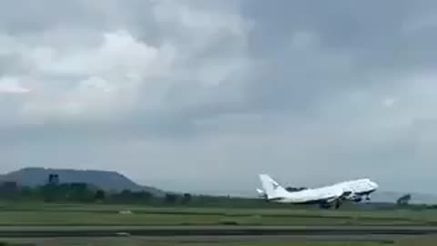 Boeing 747-400, 468 passengers from Indonesia to Saudi Arabia had to make an emergency landing