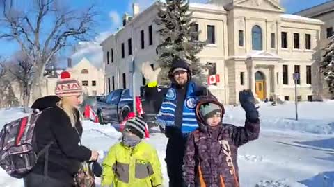 Huge Crowds Show up in Freezing Temperatures For Manitoba Convoy