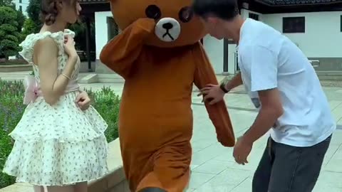 The mischievous mascot bear_s pranks on pretty girls on the street _79(720P_HD)