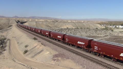 BNSF Trains At the CA AZ Border (w Golden Swoosh and Warbonnets!)