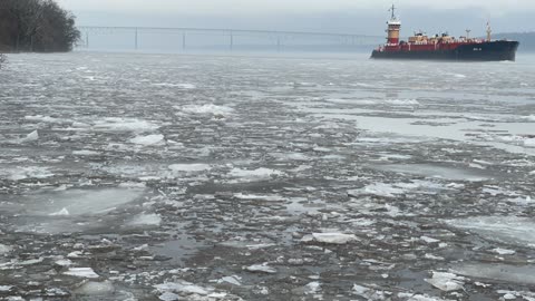 Timelapse Southbound Barge on Hudson River