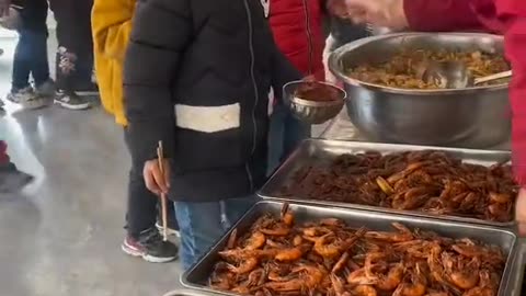 Caring people make shrimp for left-behind children