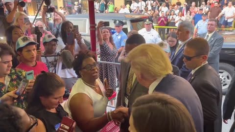 “We all know Trump won”: Black elderly woman to Donald Trump in Downtown Philly