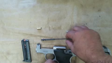 How to disassemble the Smith & Wesson 2213 Sportsman, .22 Long Rifle (5,6x15 mmR)