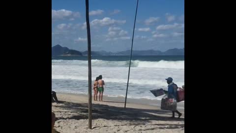 Bastidores Praia de #Copacabana#Mar em #Ressaca no Rio de Janeiro, #Brasil #shorts