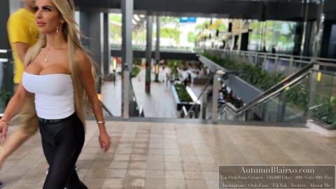 Walking in Leggings tights JW Marriott SouthBeach Singapore Grand Prix Formula 1