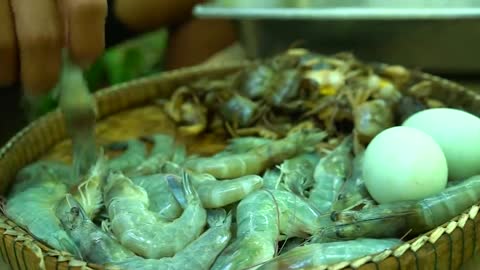 Survival Cooking Skill-Deep Fry Shrimp And Crab Seafood Eating With Hot Chili Sauce So Delicious-4